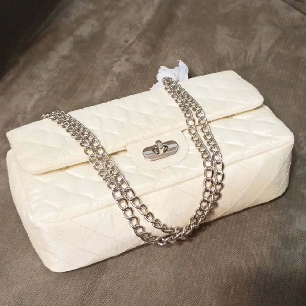 Newport news quilted chained clutch shoulder bag new never used off white.
